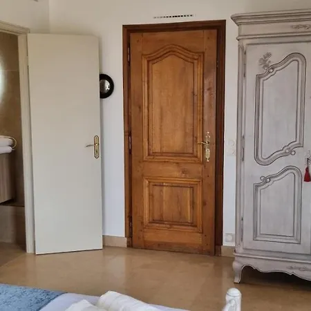 Loup Castel Boutique Bed & Breakfast